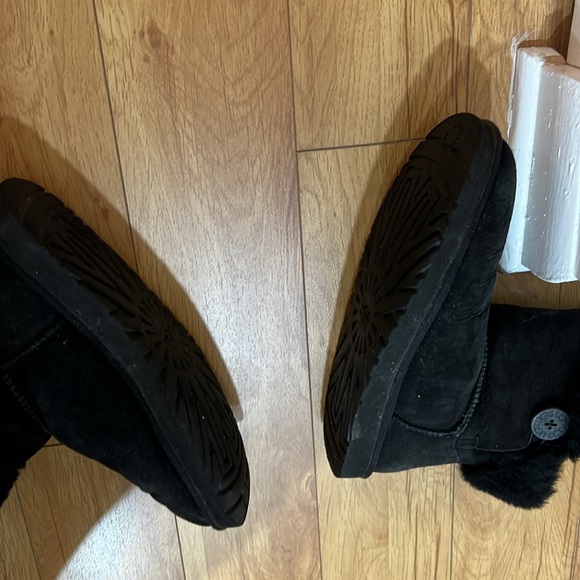 super comfortable good condition clean inside UGG bootie smoke & pet free home - Picture 6 of 6